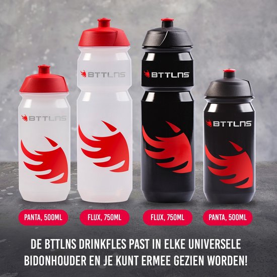Vier BTTLNS bidons: twee witte van 500ml en twee zwarte van 750ml, elk met rode opdruk en rode dop.