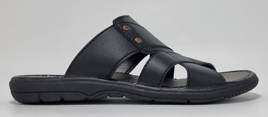 Zijkant van een zwarte lederen slipper met gekruiste banden en bronzen knopen.