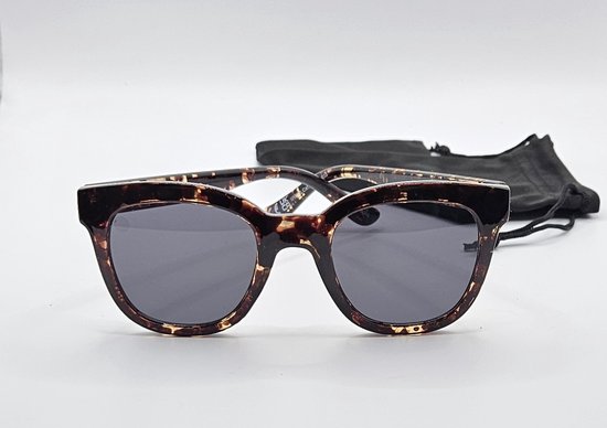 Dames zonnebril met zachte etui en doekje / Zonnebril UV400 / 6838 bril met bruine montuur met print/ grijze lenzen / lunettes de soleil / bril cat 3 van gerecycled polyester / Aland optiek / zonnebril dames