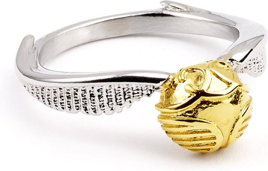 Bague argentée avec des ailes et un Vif d'Or doré détaillé en pendentif.