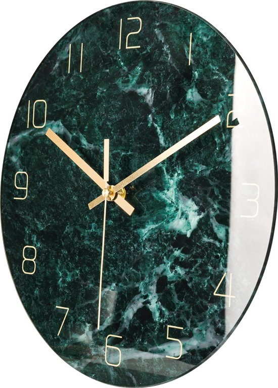 Groene marmerlook klok met gouden cijfers en wijzers, op een witte achtergrond.