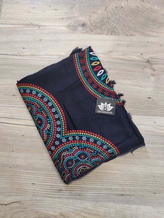 Om Namaste Sarong - 628 - Kleurige Bloem op Zwart van Om Namaste — afbeelding 2