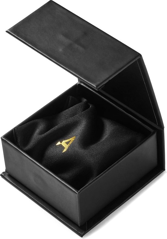 Zwarte juwelendoos van ARKAI, open, met gouden logo op zwarte stof.