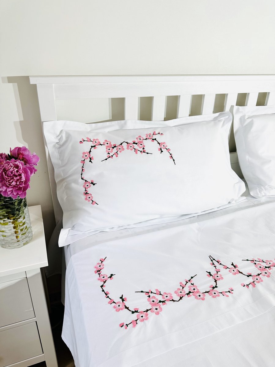 Geborduurd volwassenenset (laken (180 x260 cm) + kussensloop) met kersenbloemen voor eenpersoonsbed/Embroidered adult set (sheet (180 x 260 cm) + pillowcase) with cherry flowers for single bed