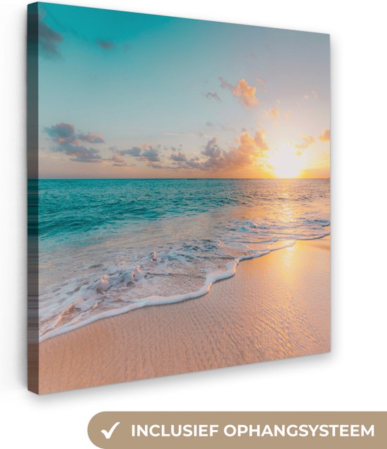 Coucher de soleil sur la plage avec eau turquoise et douces vagues sur le sable. Système de suspension inclus.