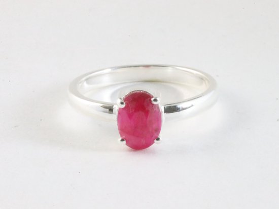 Zilveren ring met een helderrode, ovaal geslepen robijn in het midden.