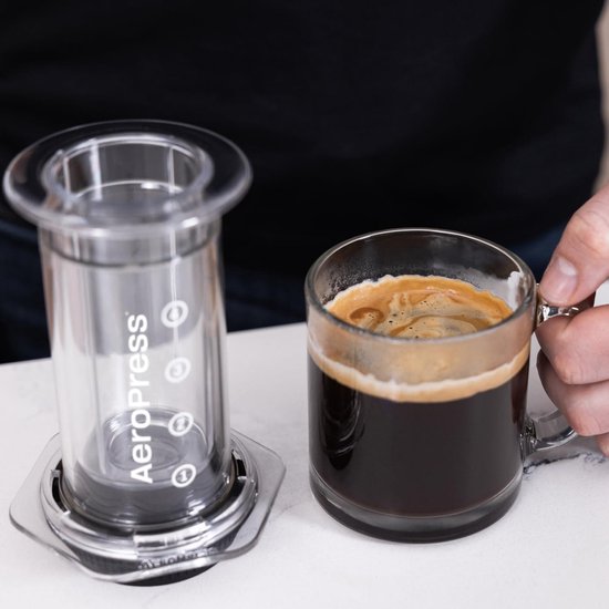 AeroPress Clear Red Coffee Press, alles-in-één French Press, handmatige koffiezetter voor espresso- en pour-overstijl, 2 minuten zetten, klein draagbaar apparaat voor reizen en kamperen
