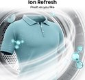 Ion Refresh-functie voor kleding; blauw poloshirt in een droogtrommel met ioniserende deeltjes en tekst.