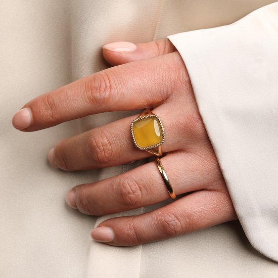 Gouden ring met vierkante gele steen met gedraaide rand en een gladde gouden ring.