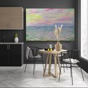 Peinture impressionniste d'un coucher de soleil sur la mer, dans une salle à manger avec une table ronde et des chaises.