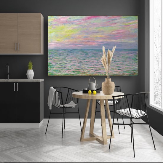 Peinture impressionniste d'un coucher de soleil sur la mer, dans une salle à manger avec une table ronde et des chaises.