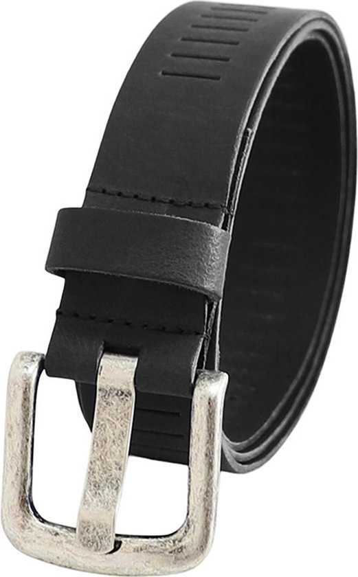 Zwarte leren riem met zilverkleurige gesp, detail van verticale sleufjes.