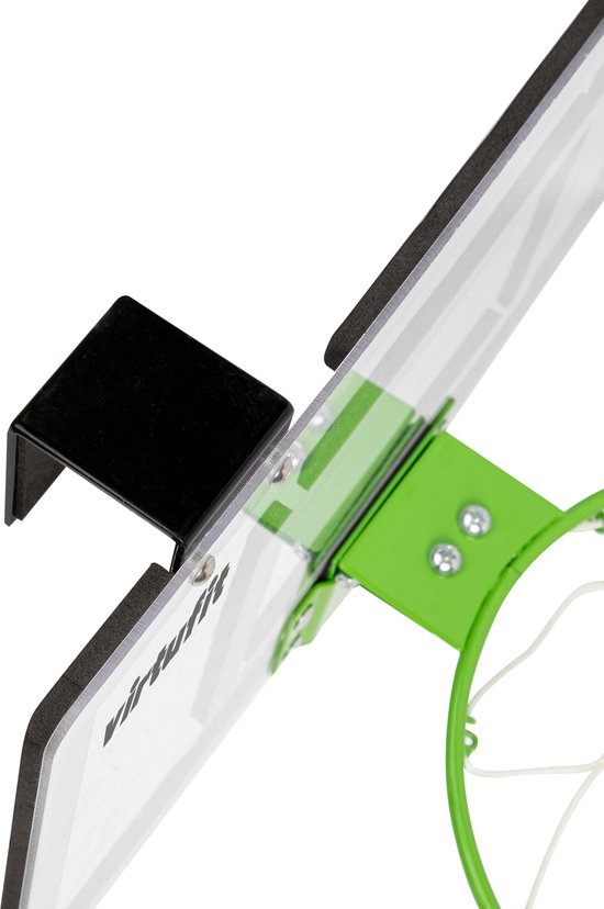 Detail van een zwart ophangsysteem met zwarte bescherming voor een basketbalbord.