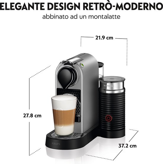 Zilverkleurige Nespresso Citiz & Milk met melkopschuimer en een glas latte macchiato.