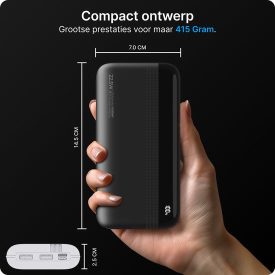 Hand die een compacte, zwarte Voomy powerbank vasthoudt, met afmetingen van 14.5 cm x 7.0 cm x 2.5 cm en een gewicht van 415 gram.