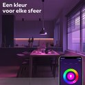 Een modern interieur met sfeervolle paarse verlichting, bediend via een app.