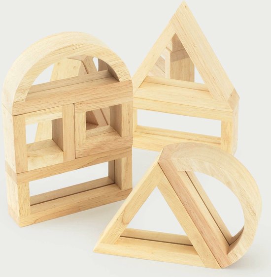 Blocs en bois avec miroirs formant une pile en forme d'arc, de triangle et de demi-cercle.