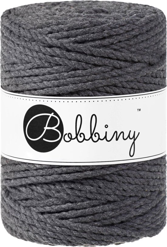 Een rol donkergrijs Bobbiny macramé garen met een Bobbiny-label.