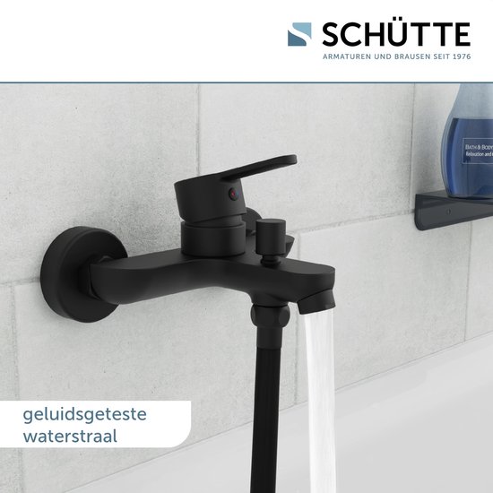 Matzwarte badkraan met stromend water en "geluidsgeteste waterstraal" tekst.