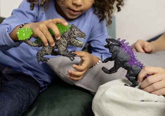 Een kind speelt met de Rock Crusher en Shadow Lynx speelgoedfiguren.