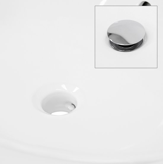 Détail du siphon de vidange argenté dans le lavabo en céramique blanc.
