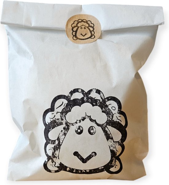 Wit papieren zakje met zwart schaap-print en sluitzegel, geïsoleerd.