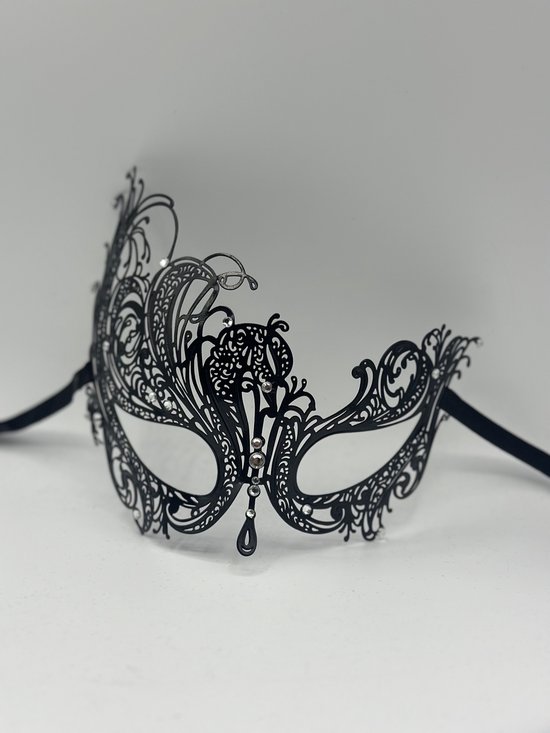 Masque vénitien en métal noir avec des motifs élégants et des strass.