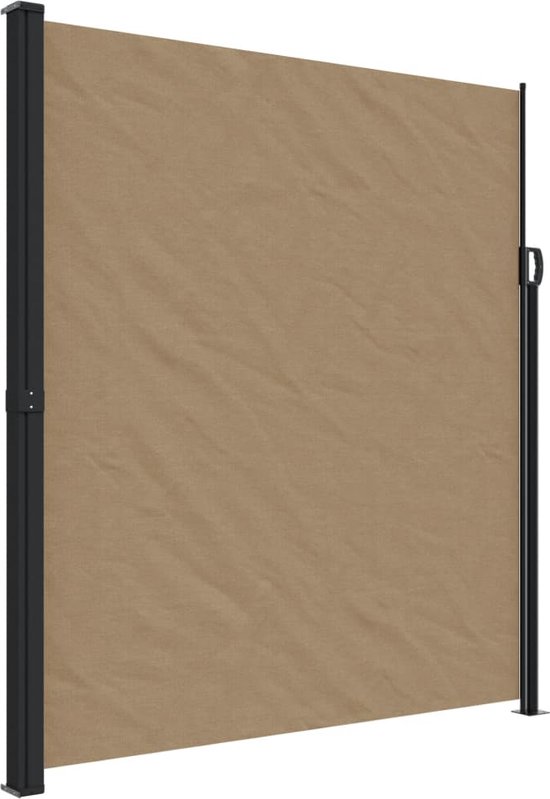 Beige uittrekbaar windscherm met zwart frame, staand op een houten vlonder.