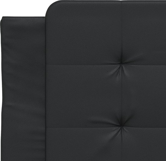 Détail de tête de lit noire boutonnée en similicuir noir.