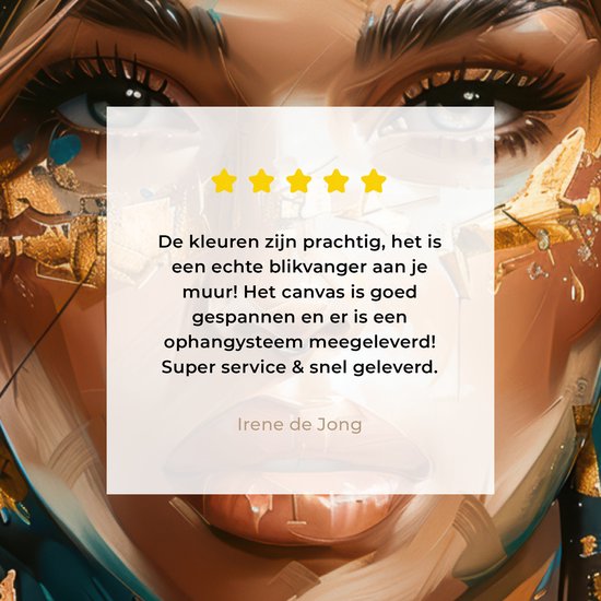 Close-up van een vrouw met blauwe tulband en gouden make-up, met een recensie.