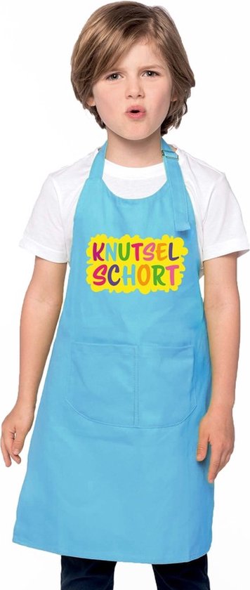 Tablier bleu ciel avec texte jaune 'Knutselschort' en lettres colorées. Fabriqué en tissu avec deux poches sur le devant.