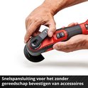 Handen wisselen een zaagblad op een rood-zwarte multitool met tekst 'Snelspanluiting'.