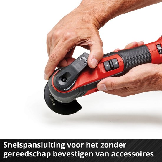 Handen wisselen een zaagblad op een rood-zwarte multitool met tekst 'Snelspanluiting'.