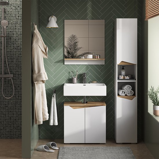 Een compleet ingerichte badkamer met douche, witte wastafelmeubels met houten accenten, spiegel en hoge kast.