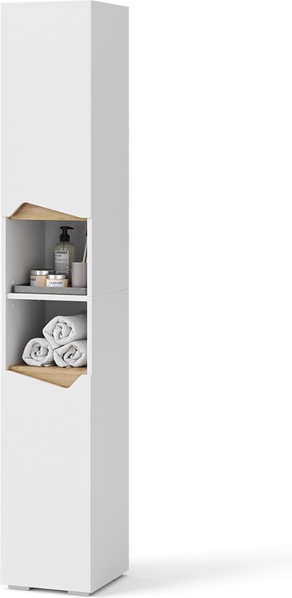 Hoge witte badkamerkast met open vakken met houten accenten, gevuld met handdoeken en toiletartikelen.