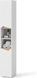 Hoge witte badkamerkast met open vakken met houten accenten, gevuld met handdoeken en toiletartikelen.