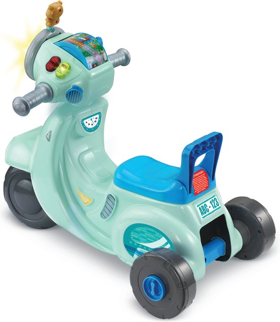 Lichtgroene driewielige scooter met blauw zadel, teddybeer en interactief stuur.