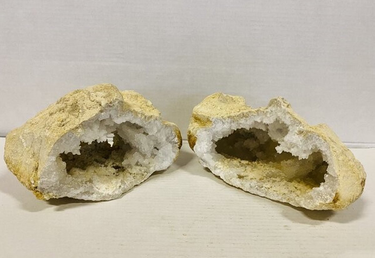 Steamy Styles - Edelsteen - Unieke Grote Geode met Bergkristal en Calciet - 5400 Gram, 25x25x12 cm voor Natuurlijke Decoratie