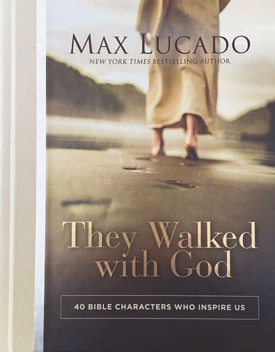 Boekhoes van "They Walked with God" door Max Lucado, met een afbeelding van voeten die over een zandstrand lopen. Tekst: "MAX LUCADO NEW YORK TIMES BESTSELLING AUTHOR They Walked with God 40 BIBLE CHARACTERS WHO INSPIRE US".