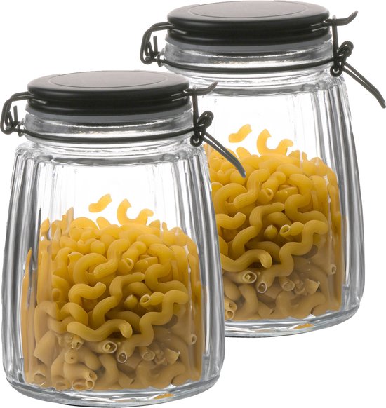 Deux bocaux en verre avec fermeture à bascule noire, remplis de pâtes cavatappi.
