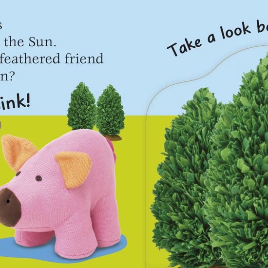 Een roze varkentje met oren en een staart van oranje stof, met een boom op de achtergrond. Oink!
