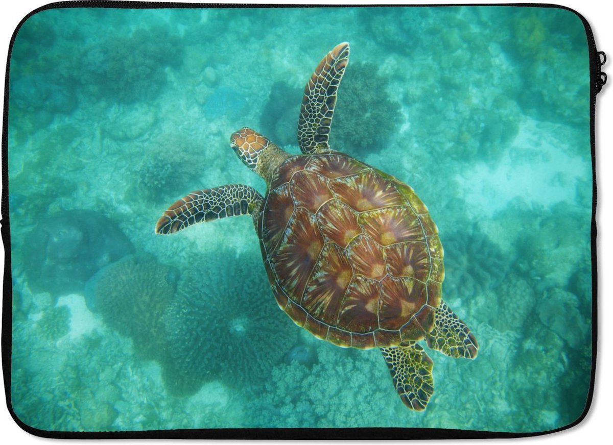 Laptophoes 14 inch - Een groene schildpad in helderblauw water - Laptop sleeve - Binnenmaat 33x23 cm - Zwarte achterkant
