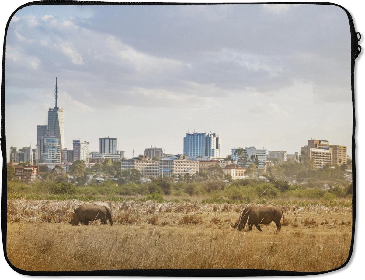 Laptophoes 14 inch - Neushoorns lopen voor skyline Nairobi Kenia - Laptop sleeve - Binnenmaat 33x23 cm - Zwarte achterkant