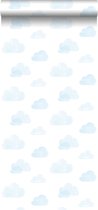 ESTAhome behang gestempelde wolkjes lichtblauw en wit - 138930 - 53 cm x 10.05 m