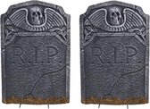 Set van 2x stuks horror kerkhof decoratie grafsteen RIP met skelet 54 x 36 cm - Halloween feestdecoratie en versiering