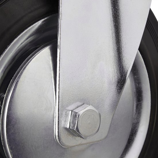 Close-up van een zwenkwiel met metalen bevestiging en een zwarte band.