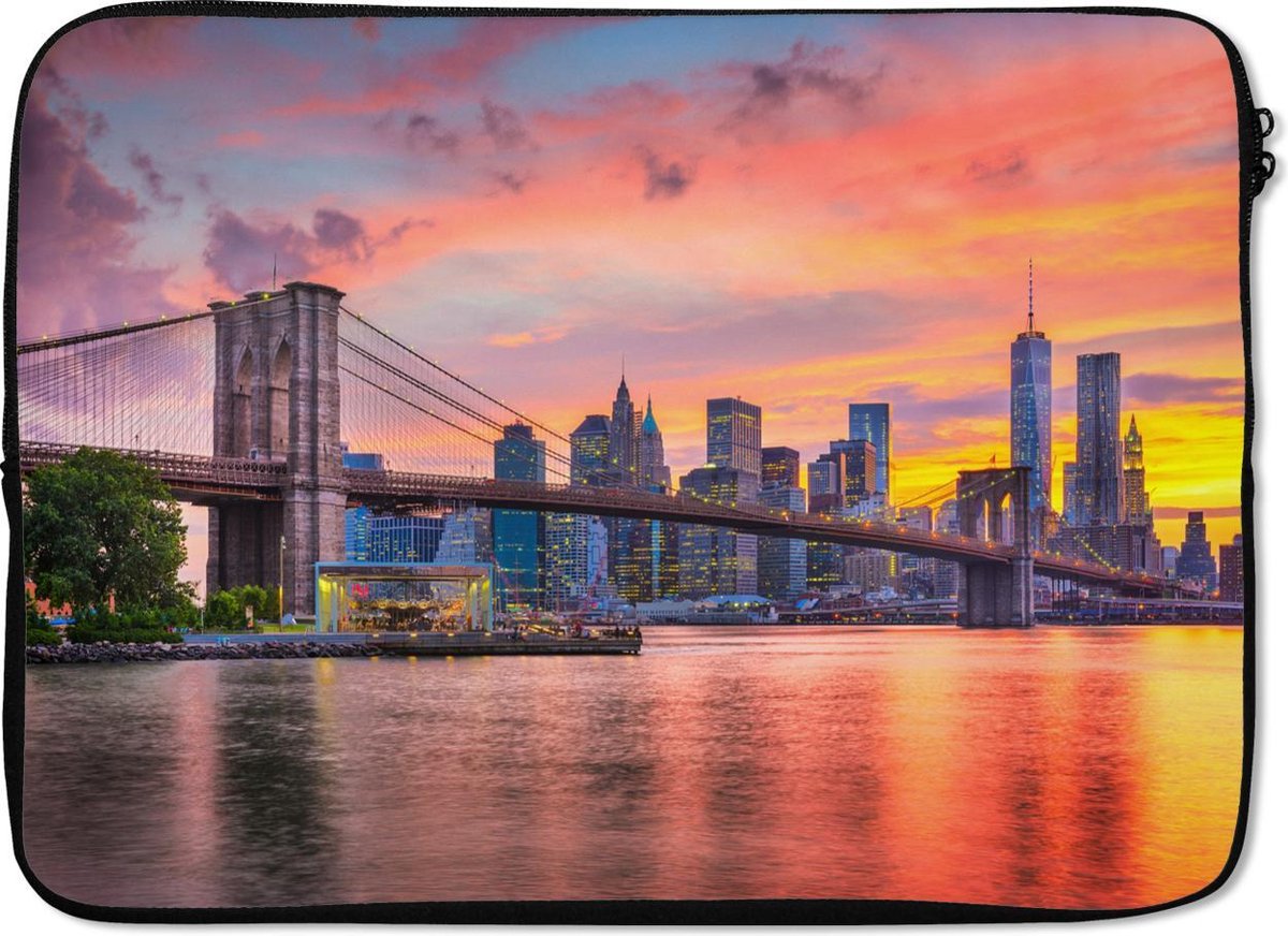 Laptophoes 14 inch - New York - Zon - Brooklyn bridge - Laptop sleeve - Binnenmaat 33x23 cm - Zwarte achterkant