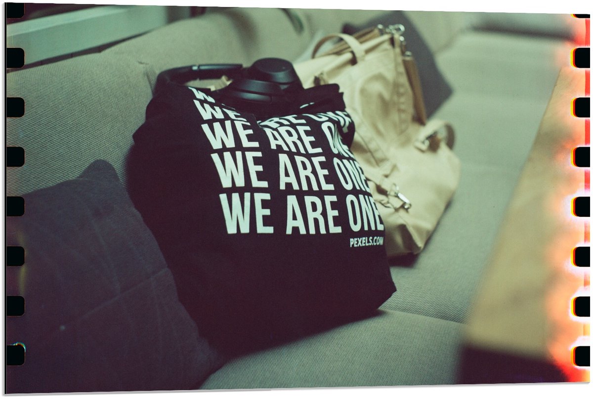 KuijsFotoprint Dibond - Bank met Tassen en Tekst We Are One - 90x60cm Foto op Aluminium (Met Ophangsysteem) Bruin