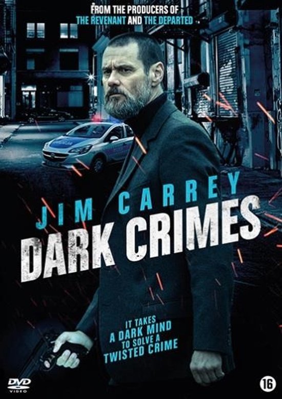 Jim Carrey in Dark Crimes, met hem in een donker pak met een wapen.