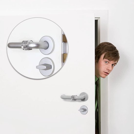 Butée transparente sur la poignée d'une porte blanche. Un garçon regarde par-dessus.